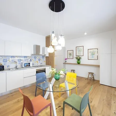 Vatican Steps, Mary, Strollingrome Daire